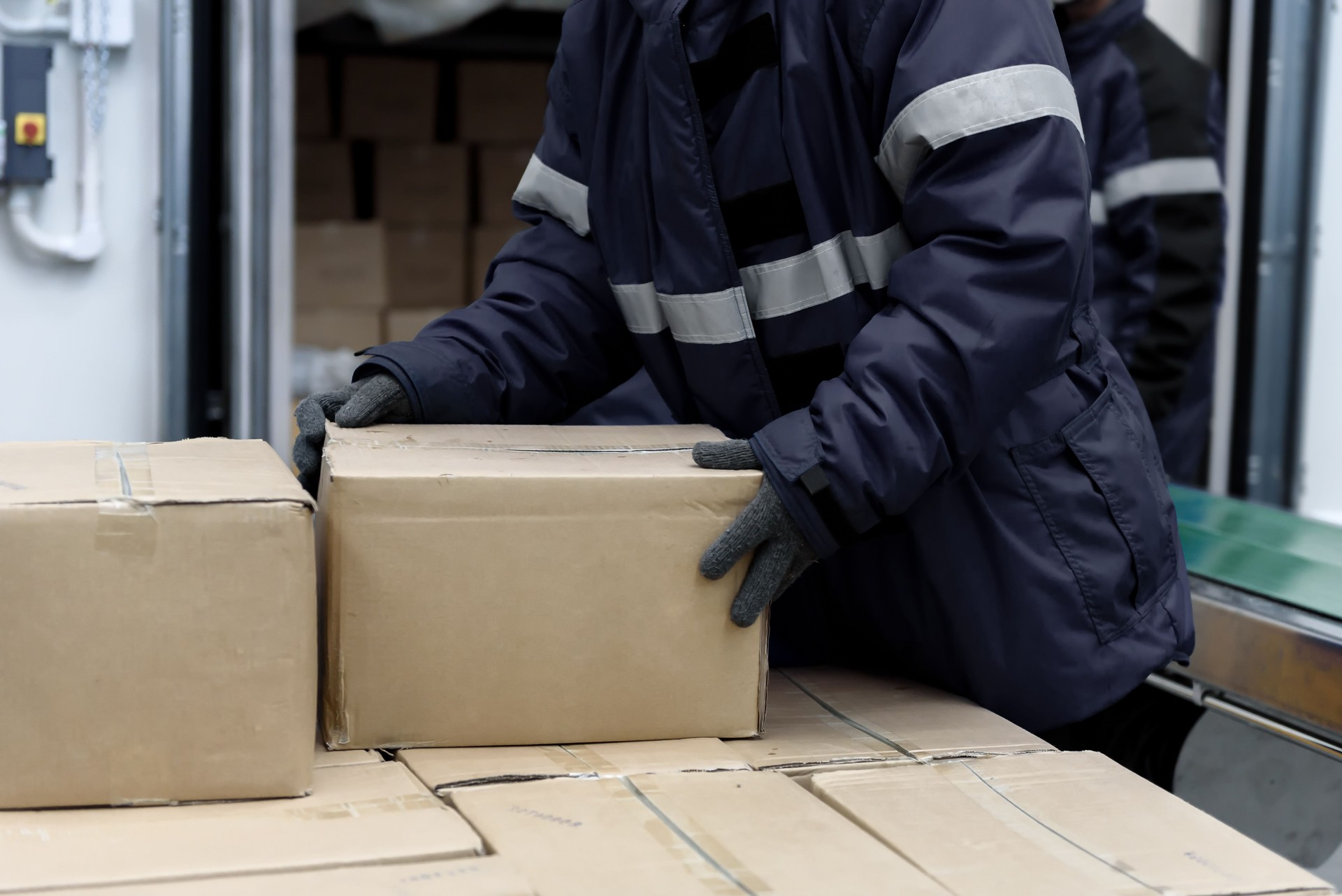 Abholung von Paketboxen im Ladebereich des Kühllagers Vorbereitung auf Übergabelagerung im Gefrierraum, Lagerlagersystem Service in Export-Import-Logistik Geschäftskonzept
